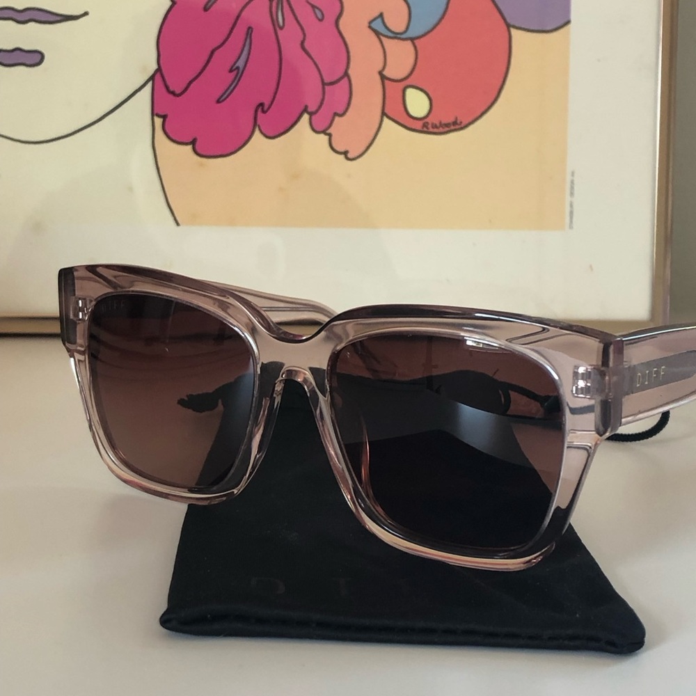 DIFF sunglasses “Bella II” in pretty pink color frame, and pink mirrored lenses